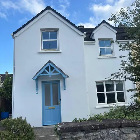 Charming 4-bedroom House In - Pet Friendly Retreat *