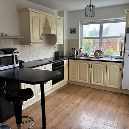 Charming 4-bedroom House In - Pet Friendly Retreat Holiday home