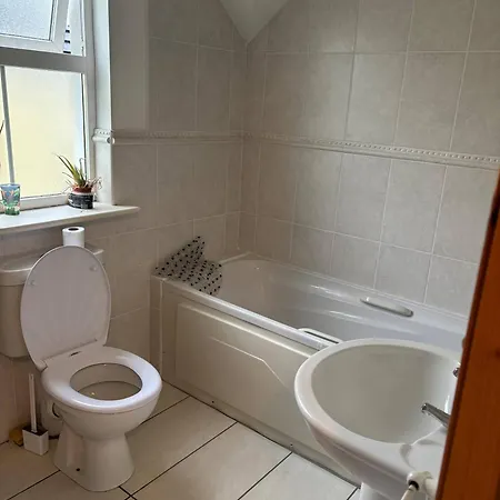 Charming 4-bedroom House In - Pet Friendly Retreat Holiday home Skibbereen