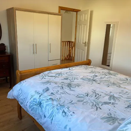 Charming 4-bedroom House In - Pet Friendly Retreat *