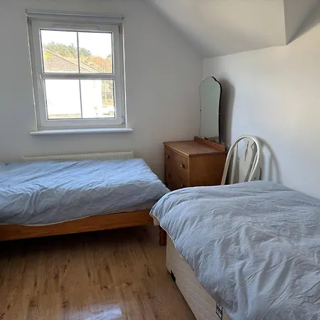 Charming 4-bedroom House In - Pet Friendly Retreat
